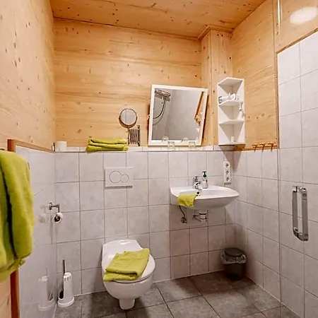 מלון Gaestehaus Am Hahnenkamm 3*