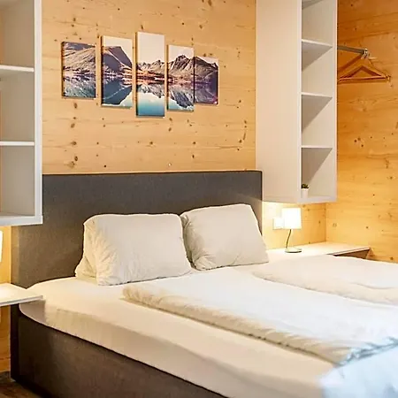 Gaestehaus Am Hahnenkamm מלון 3*